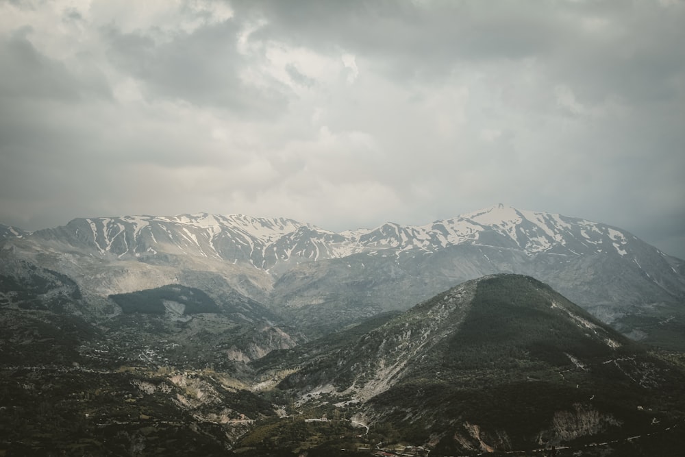 Una vista de una cadena montañosa con nieve en la cima