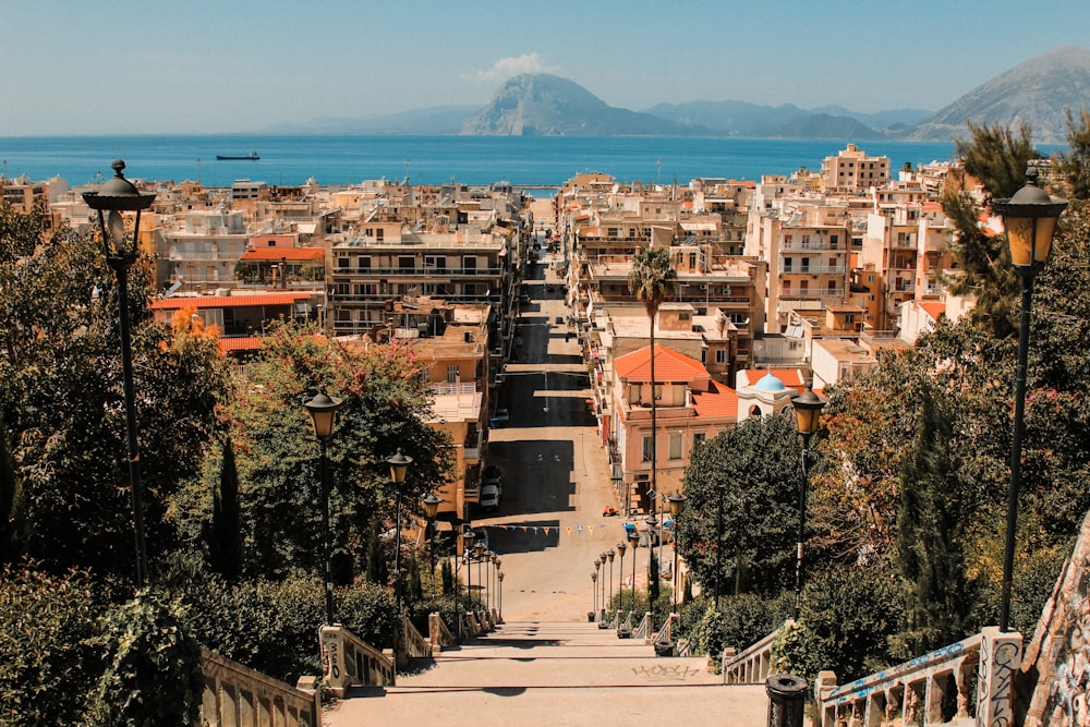 Una vista di una città con una montagna sullo sfondo