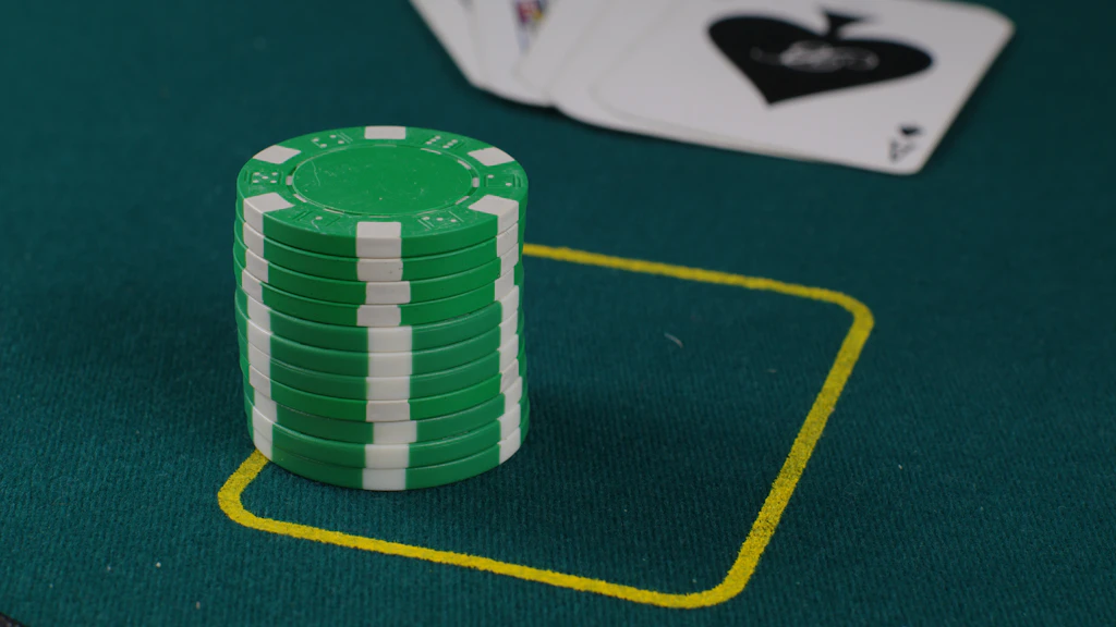 Joueur de poker réfléchissant à son equity face à une mise adverse