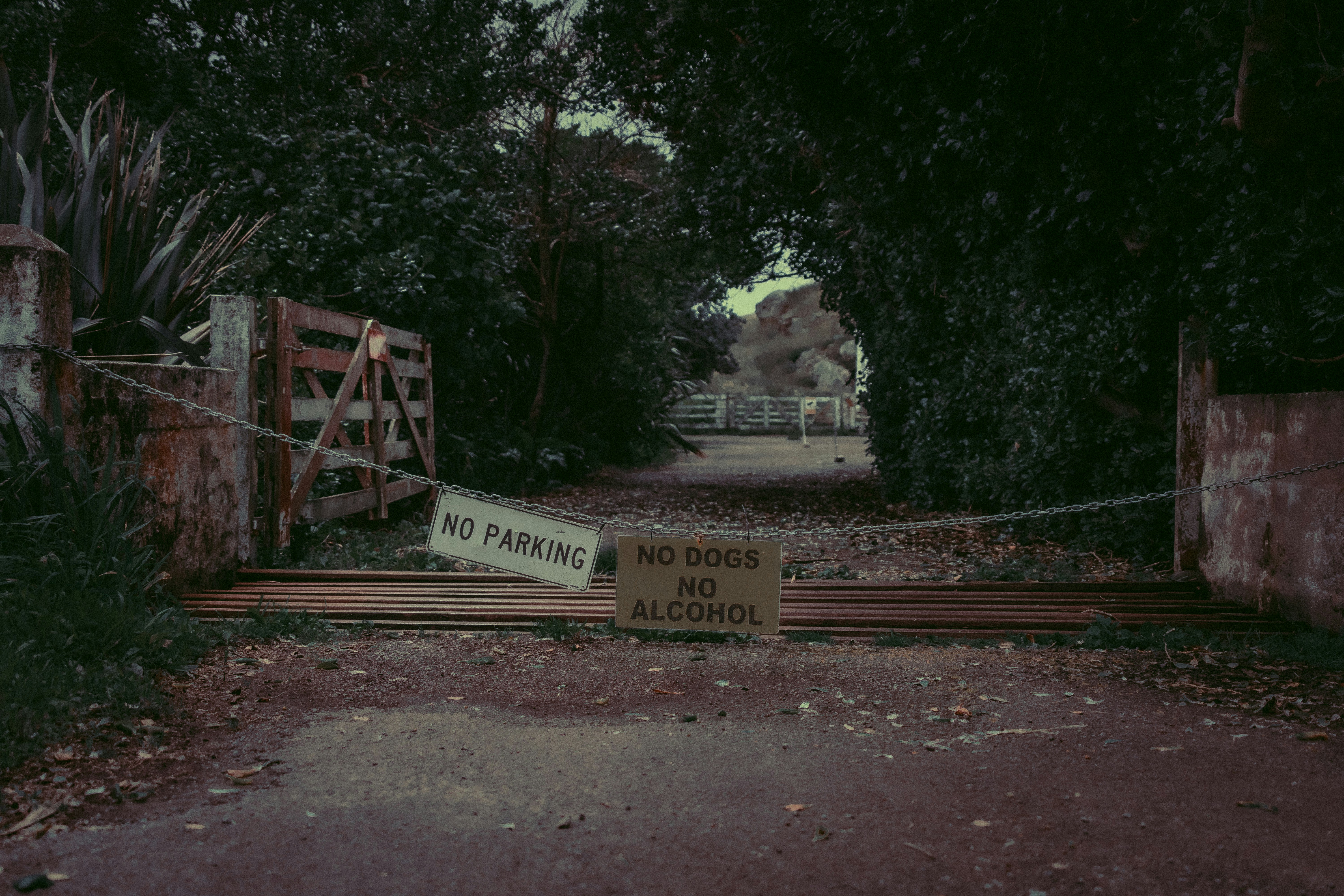 ein Schild am Straßenrand
