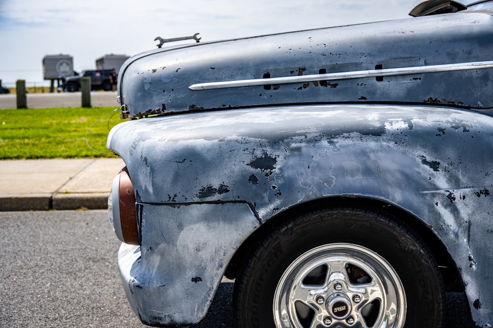 a close up of the front end of an old truck