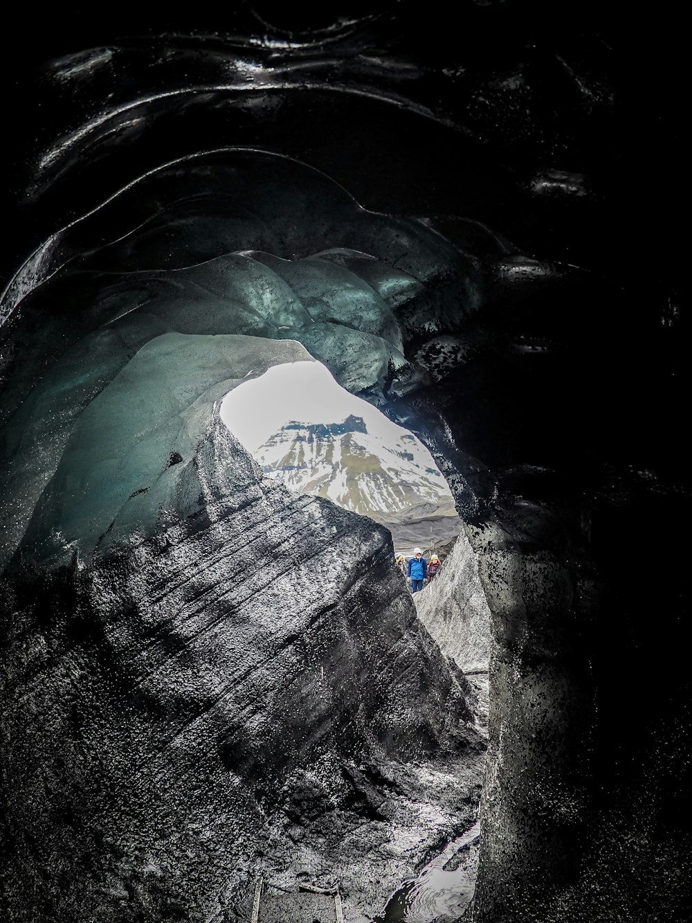Une grande grotte de glace avec une montagne en arrière-plan
