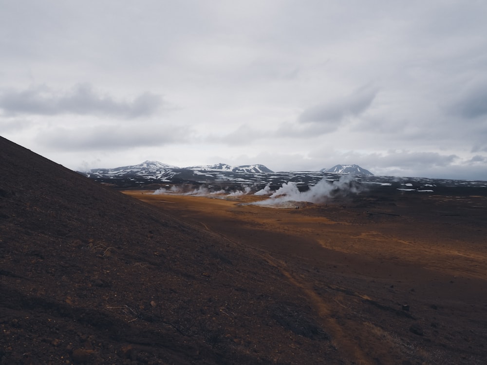 una colina de tierra con algo de nieve en la parte superior