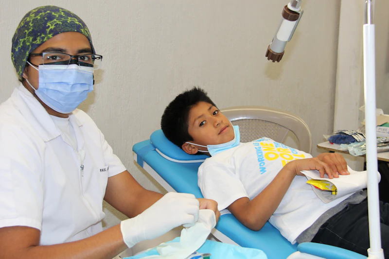 Niño sentado en el sillón del dentista (foto de archivo)
