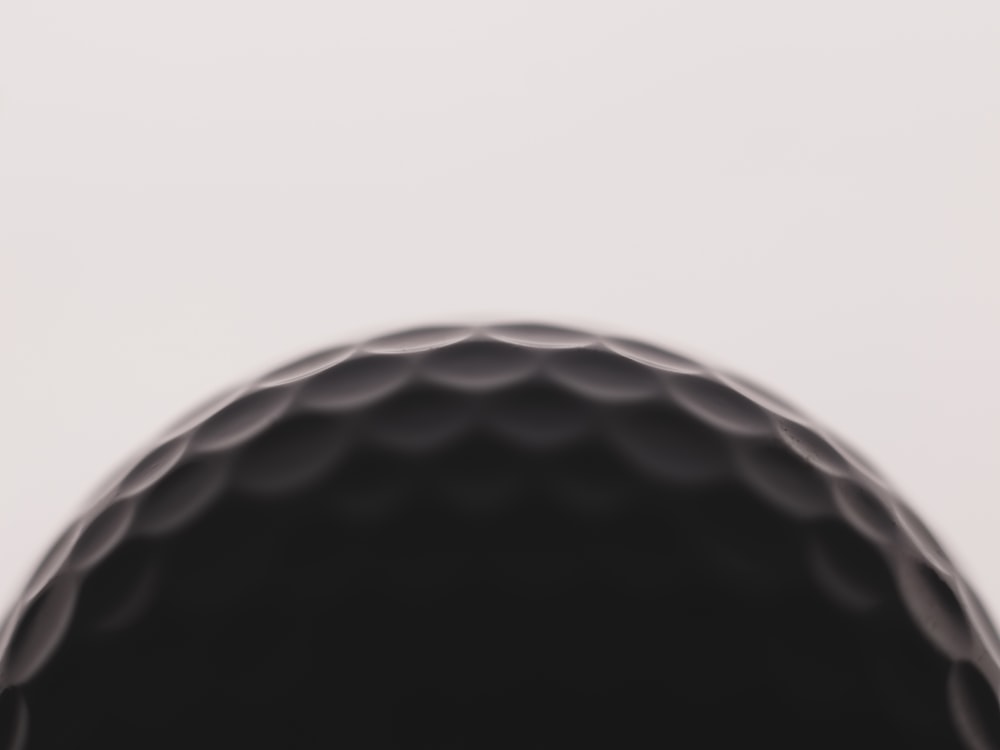 Un primer plano de una pelota de golf negra