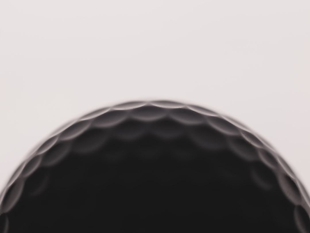 黒いゴルフボールのクローズアップ