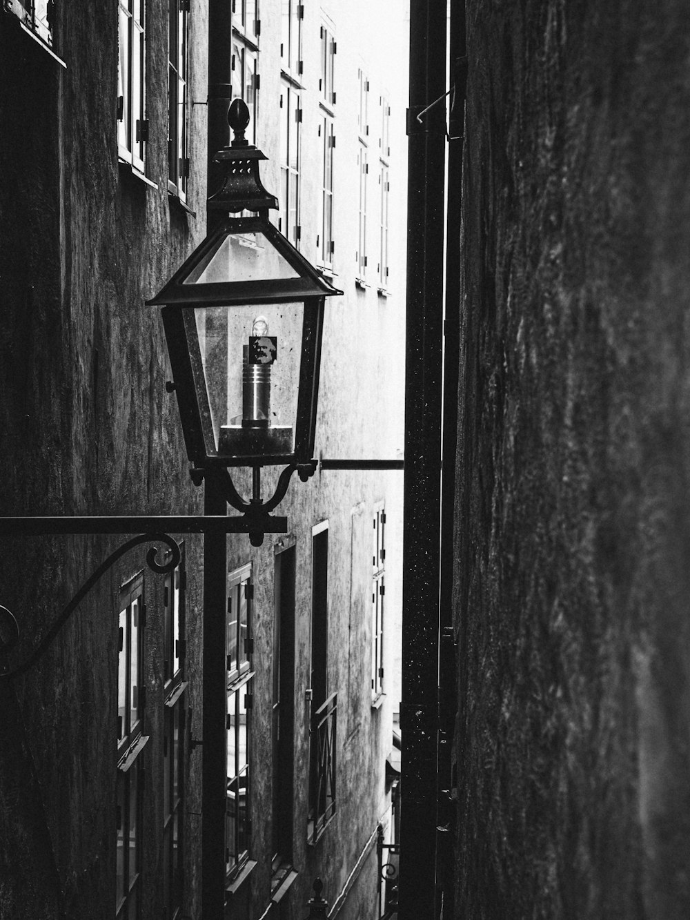 uma foto em preto e branco de uma luz de rua