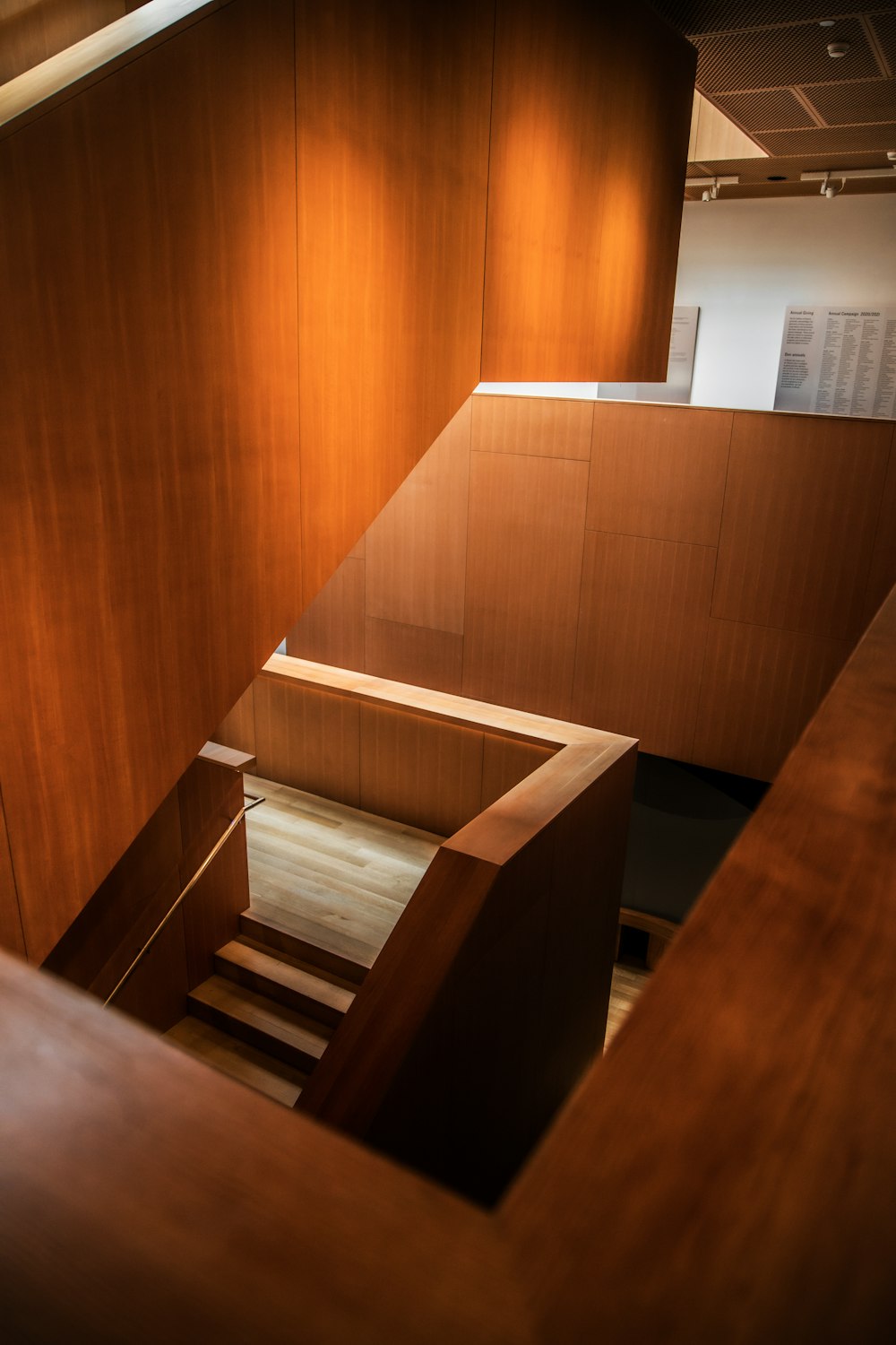 un escalier en bois dans un bâtiment avec un mur en bois