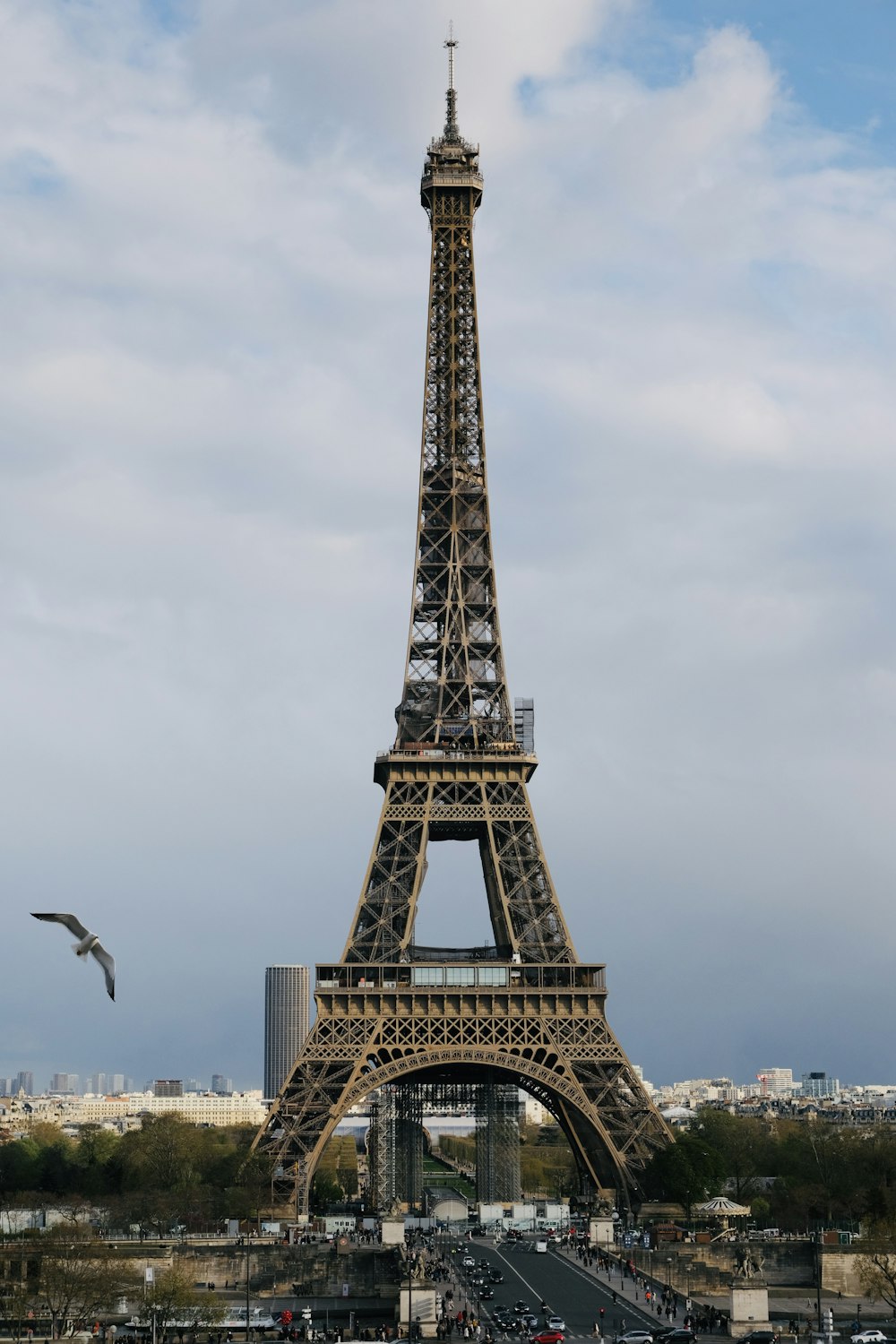 Der Eiffelturm thront über der Stadt Paris