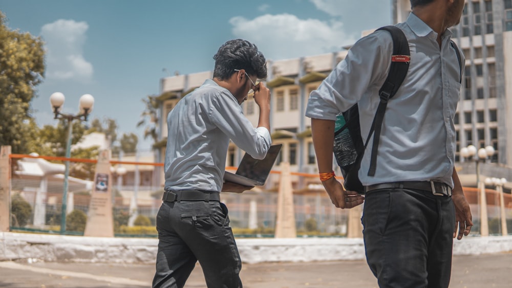 Un par de hombres parados uno al lado del otro