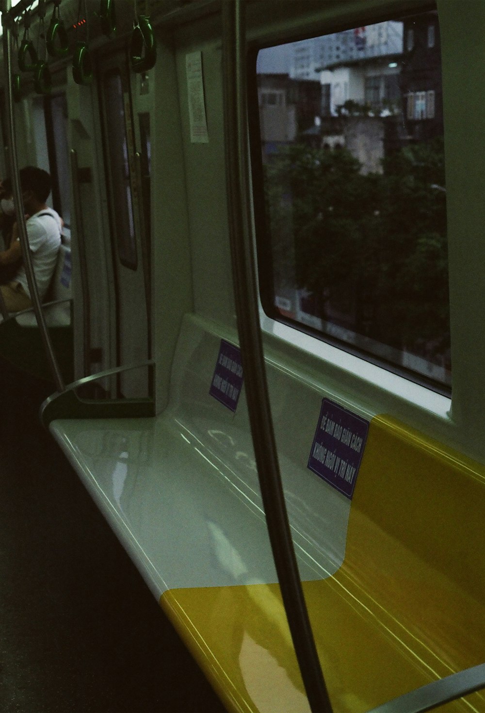 Ein U-Bahn-Wagen mit Leuten, die auf den Sitzen sitzen