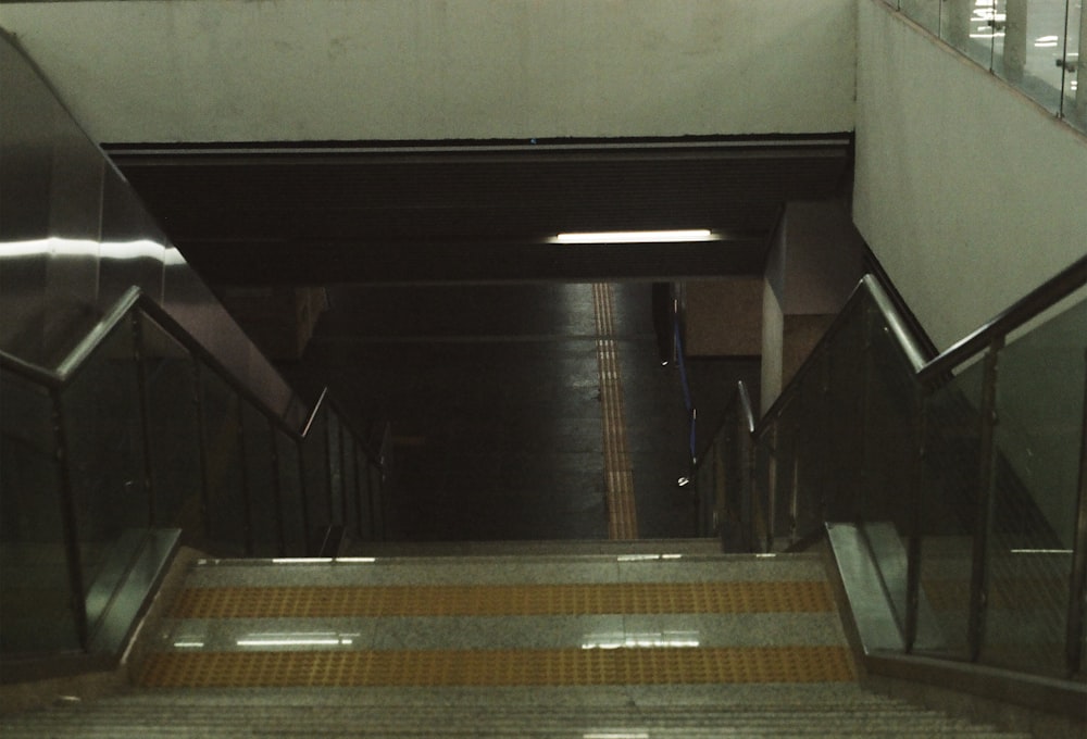 地下鉄駅に続くエスカレーター