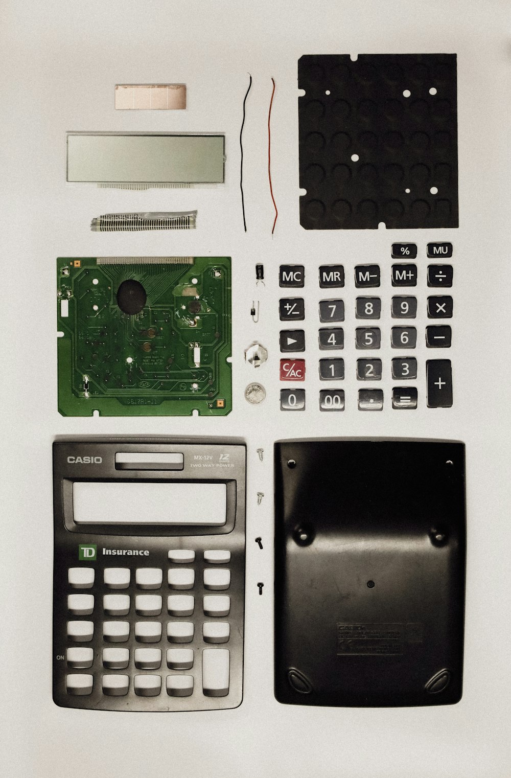 uma calculadora sentada em cima de uma mesa branca