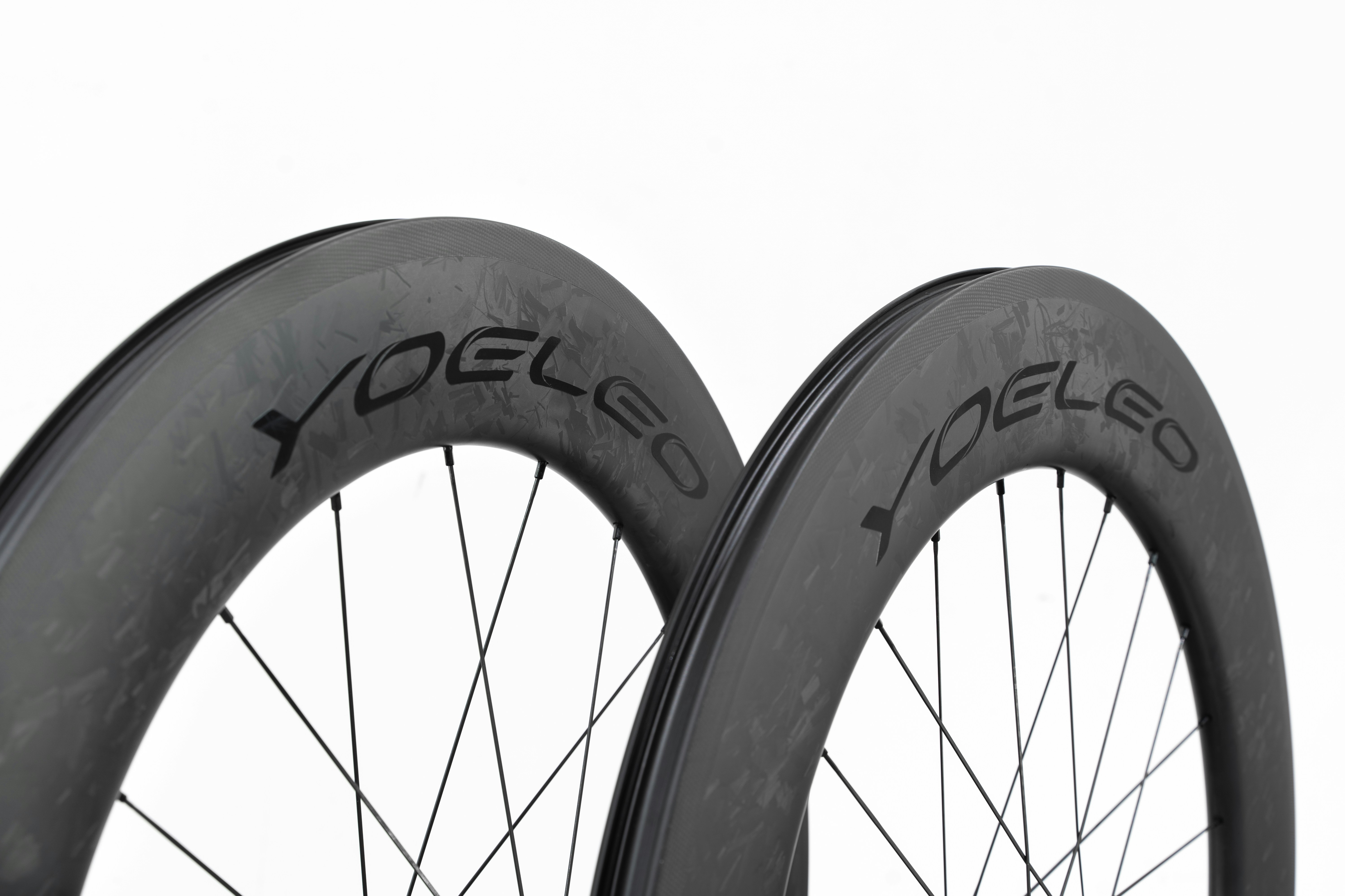 Un par de neumáticos de bicicleta sentados uno al lado del otro