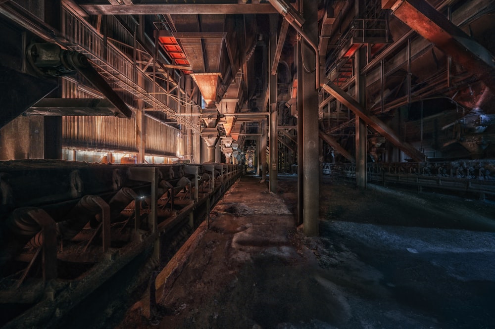 un grand bâtiment industriel avec des tuyaux et des machines