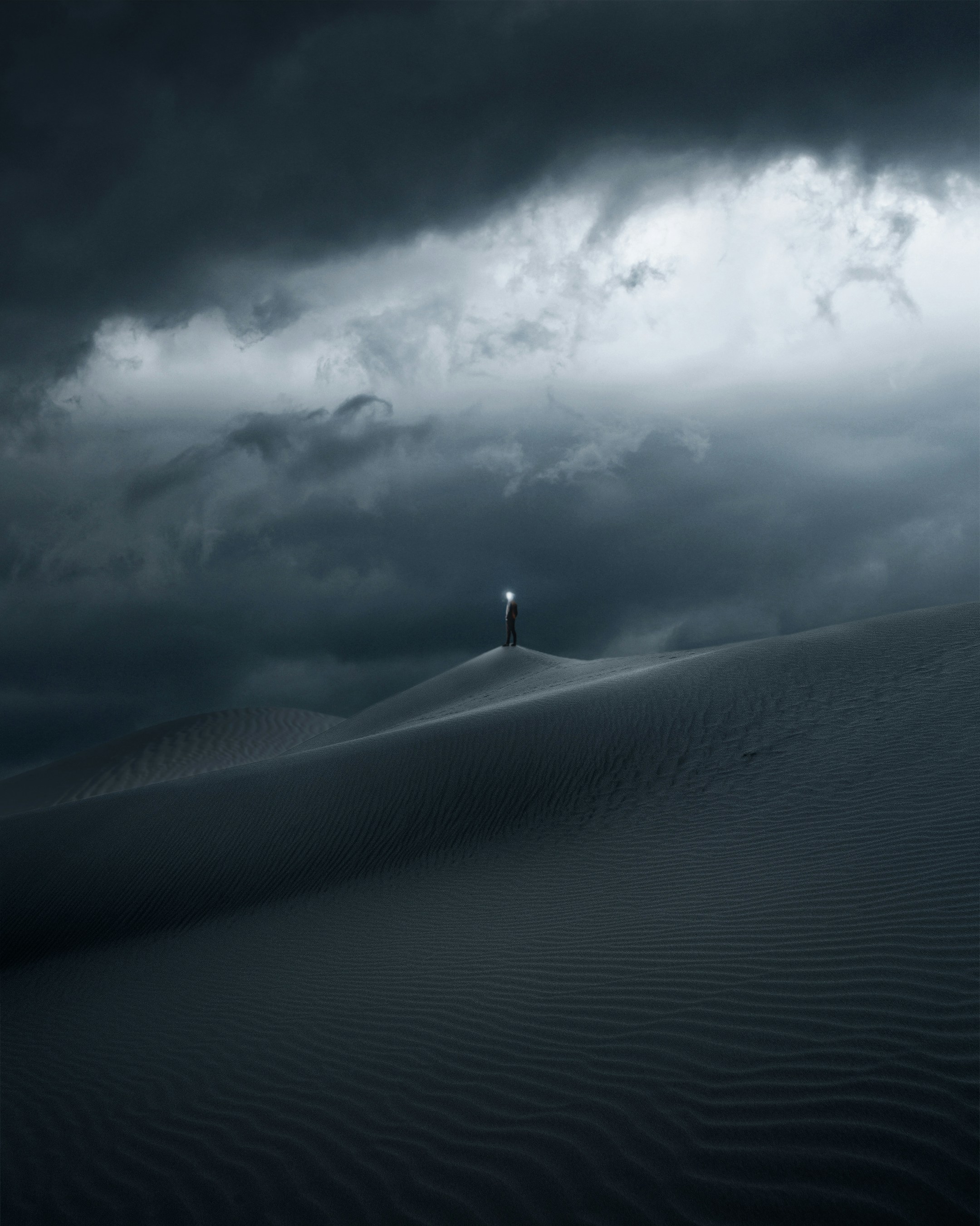 A lone person standing in the middle of a desert photo – Free Grey ...