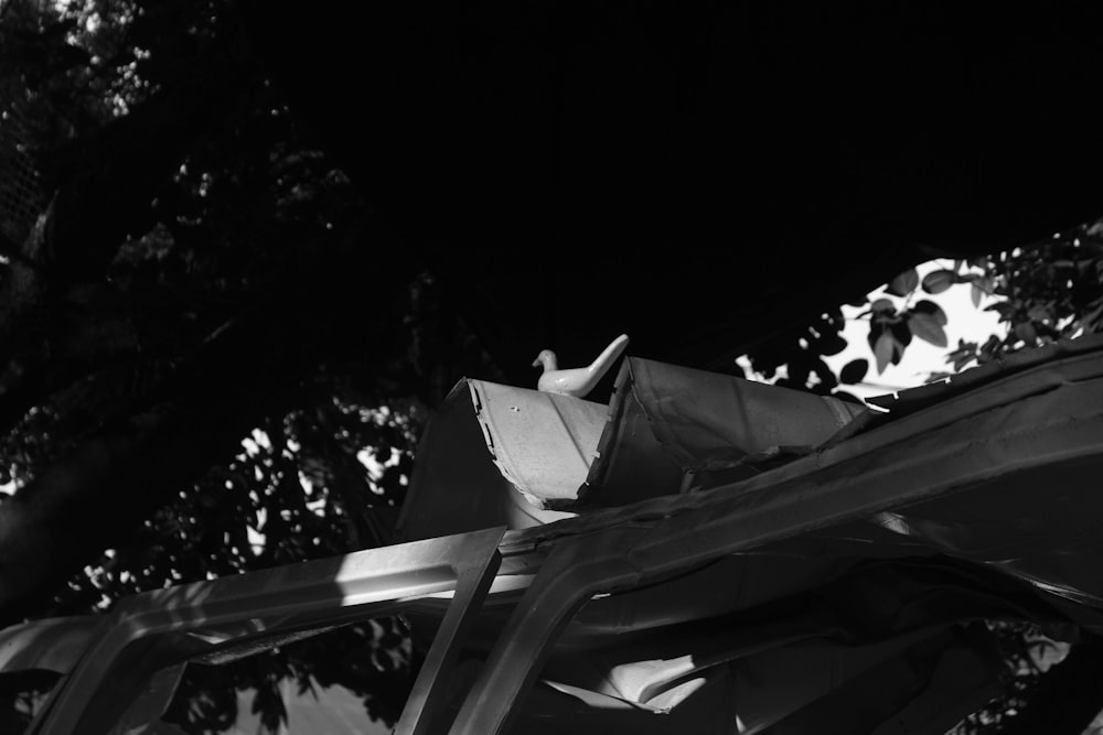 Ein Schwarz-Weiß-Foto eines kaputten Autos