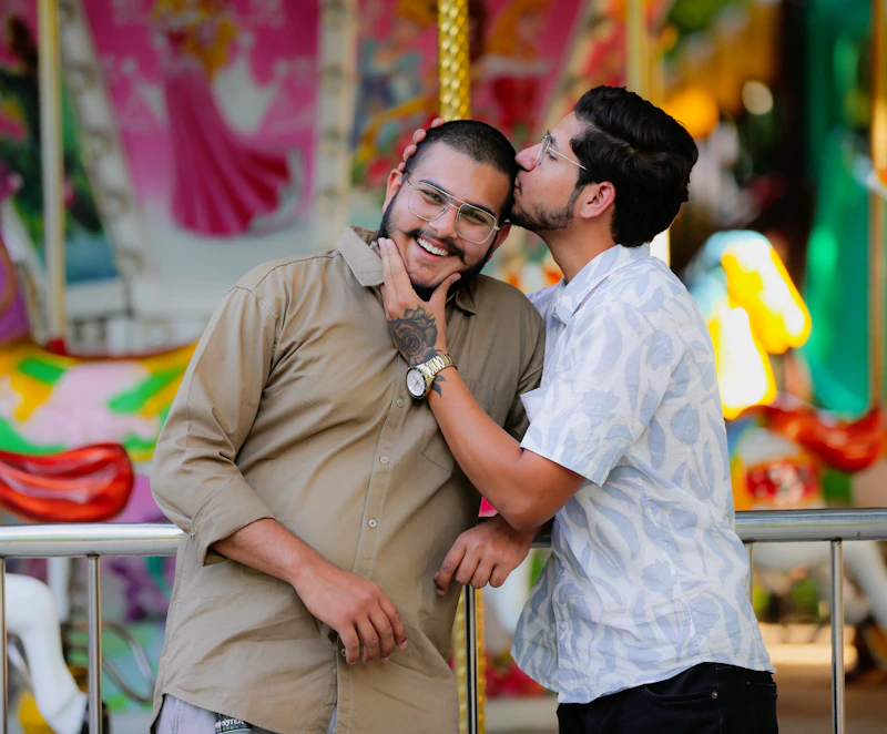 两位男士，亲密相伴