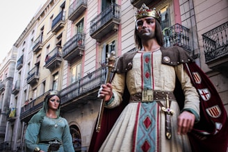 a statue of a man and a woman dressed in medieval clothing