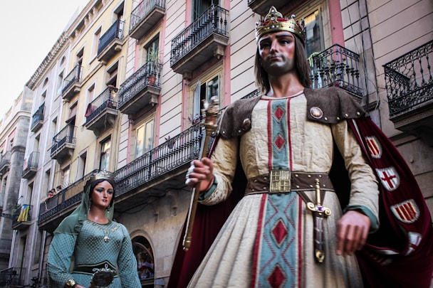 a statue of a man and a woman dressed in medieval clothing