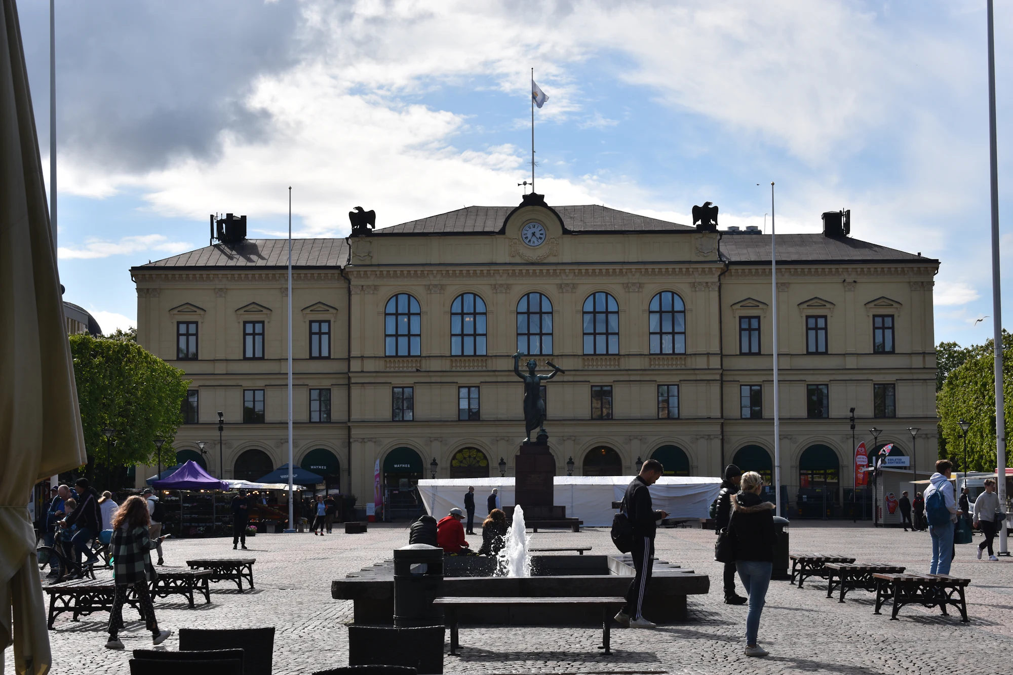 Människor framför en byggnad i Karlstad