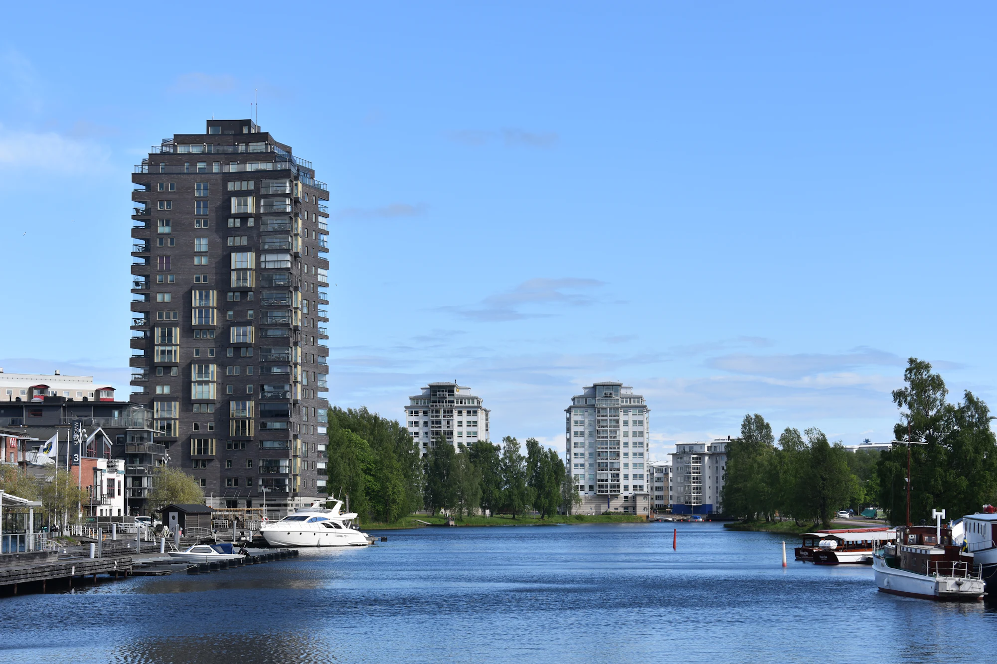 Vattendrag omgivet av höga hus i Karlstad