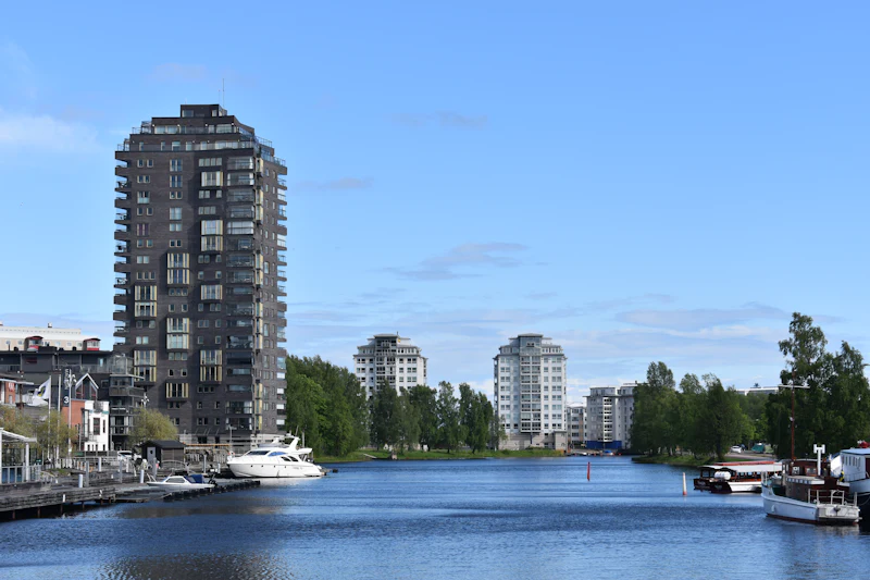 Vattendrag omgivet av höga hus i Karlstad