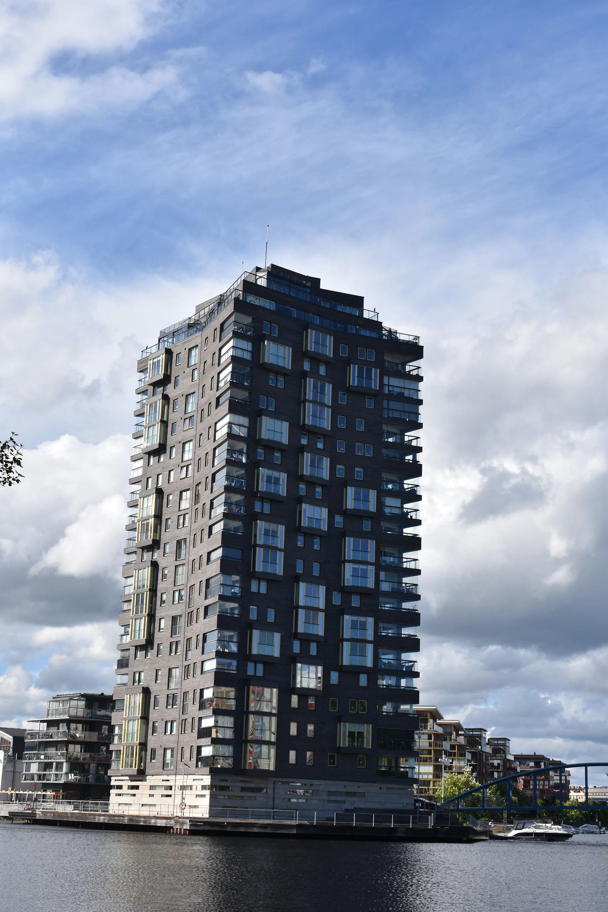 Högt bostadshus vid vattnet i Karlstad