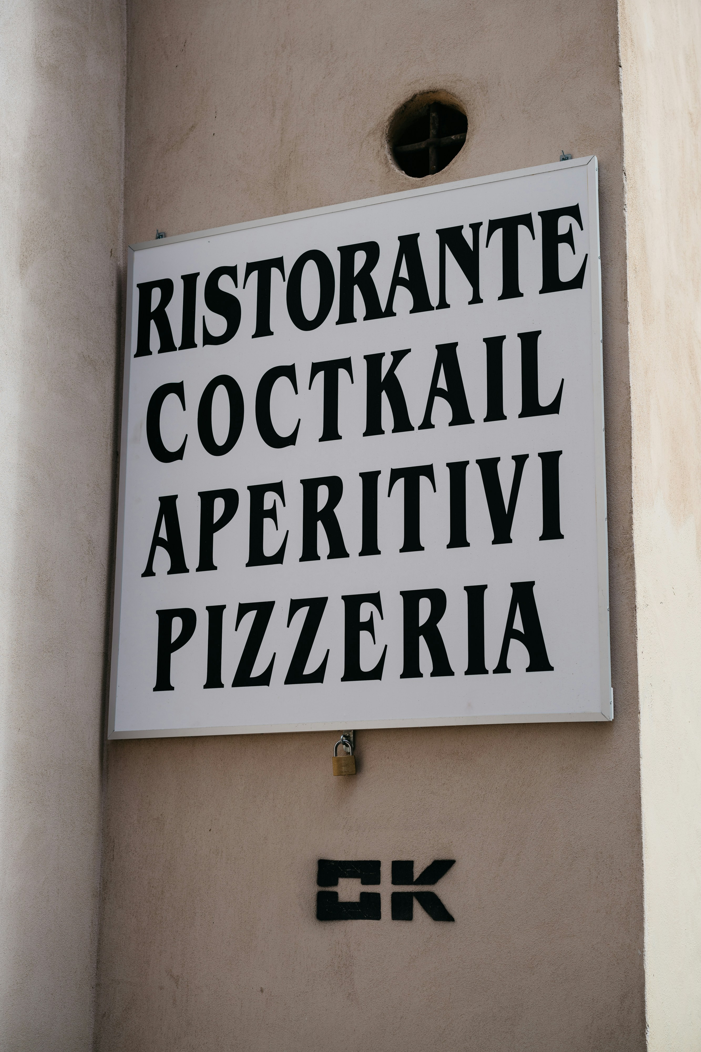 Ein Schild an der Seite eines Gebäudes mit der Aufschrift Restaurante Cocktaili Aperit