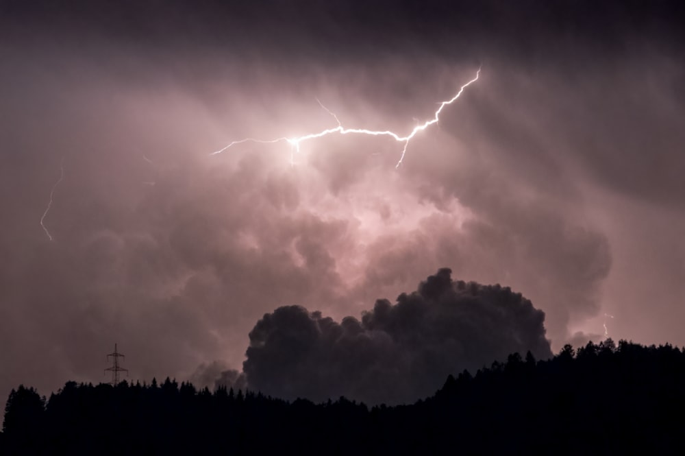 Eine Gruppe von Wolken am Himmel