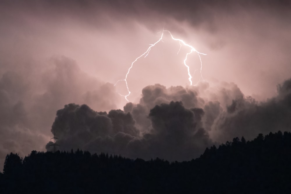 Wolken am Himmel mit Rauch aus ihm