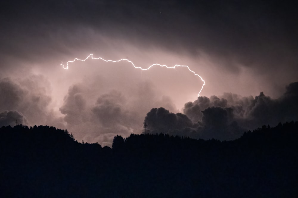 Wolken am dunkel bewölkten Himmel