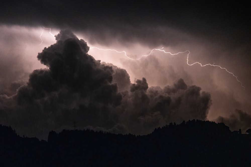 Eine große Wolke mit einem Blitz am Himmel