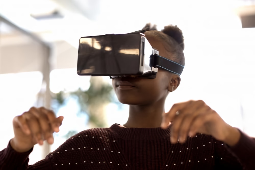 Una mujer con un casco de realidad virtual