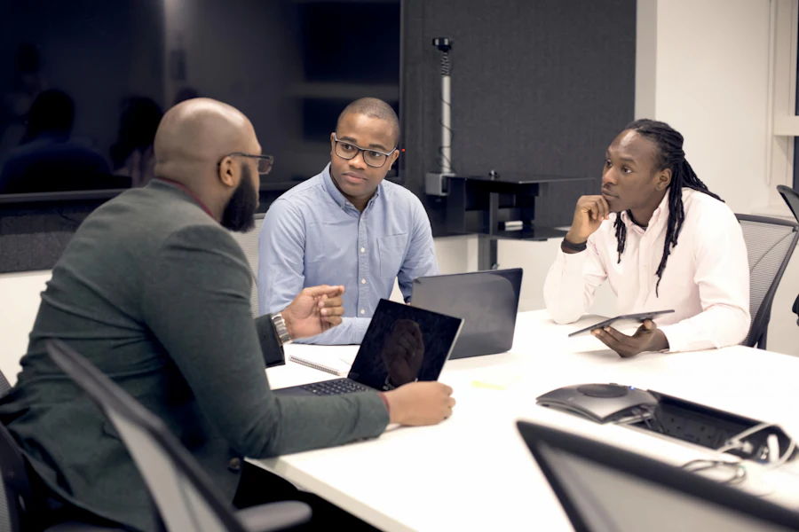 Equipo de trabajo reunido con laptops
