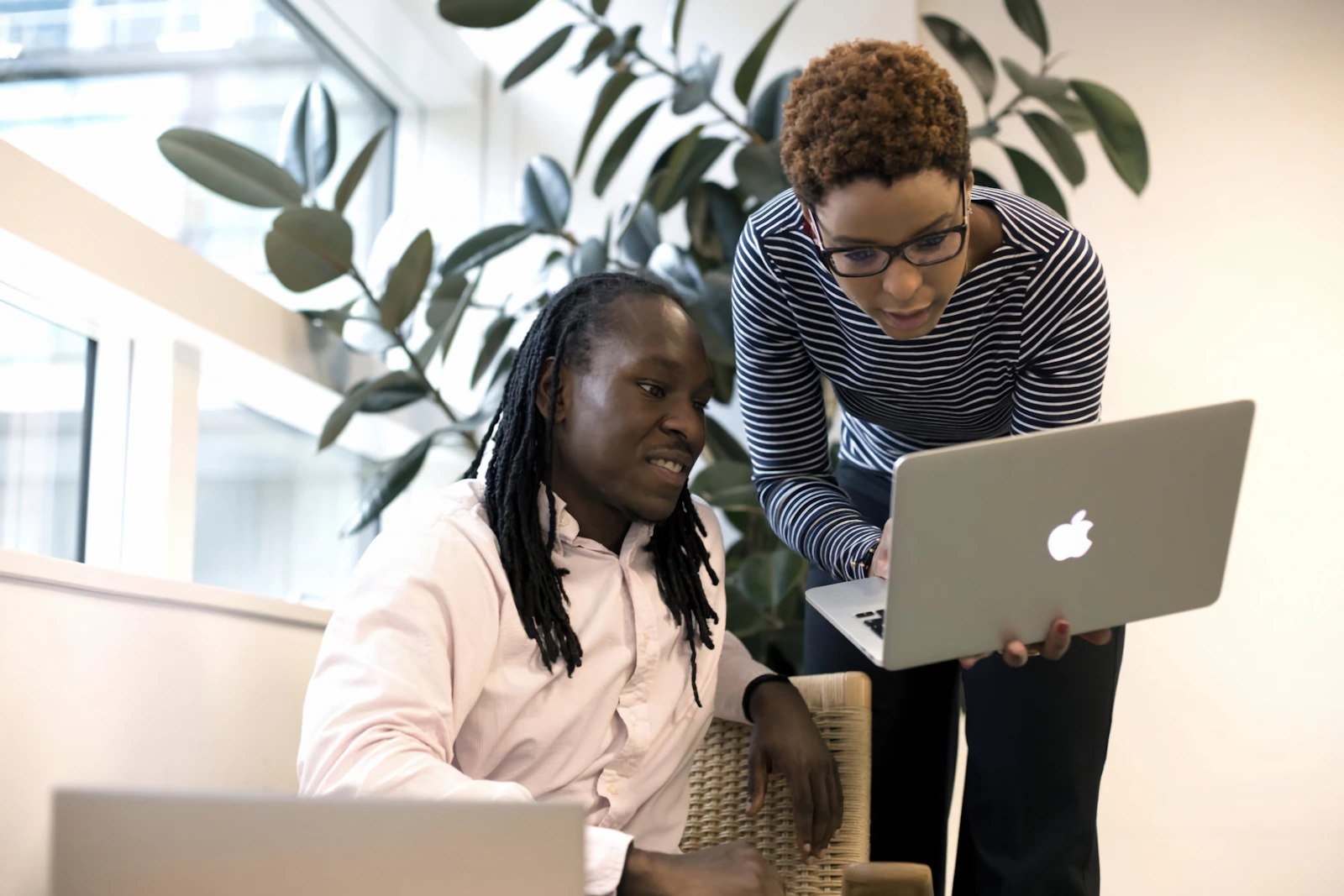 Deux femmes noires collaborant sur un ordinateur portable