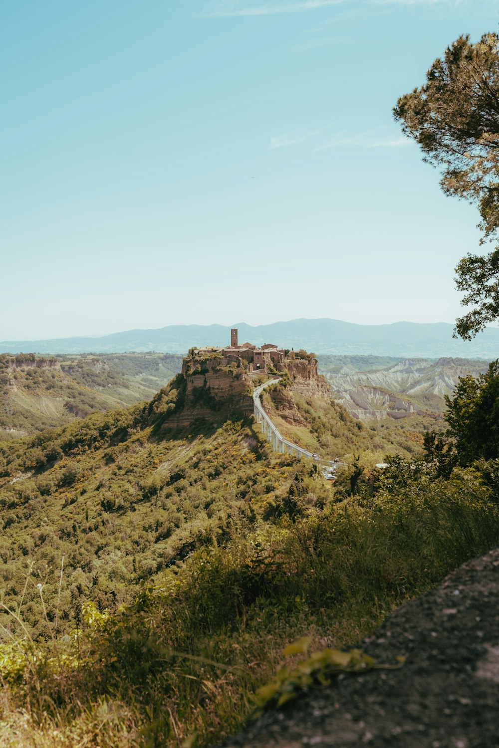 Una vista panoramica di un castello sulla cima di una collina