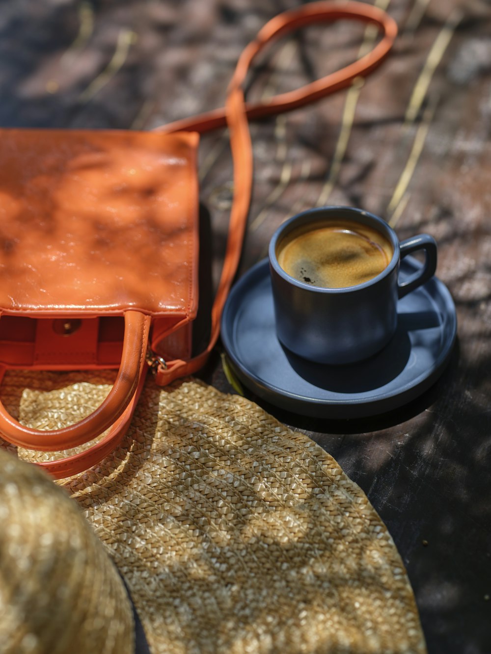 una taza de café y un bolso sobre una mesa