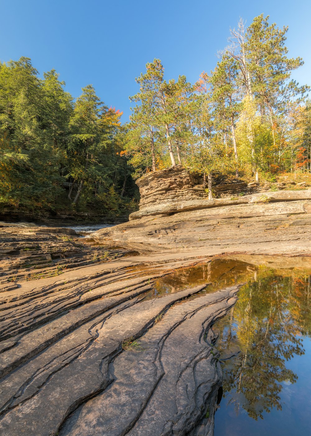 Ein kleiner Teich, umgeben von Felsen und Bäumen