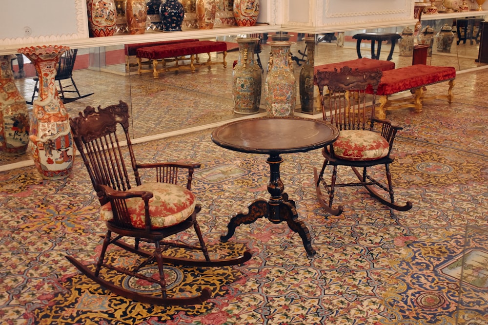 a couple of chairs sitting on top of a rug