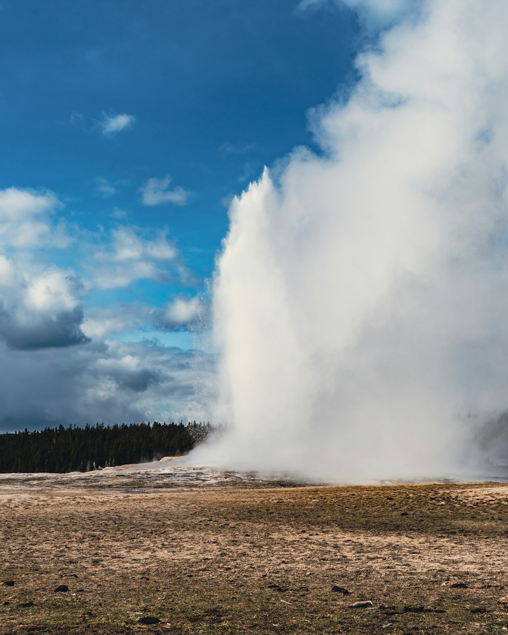 Un grande geyser che vomita acqua nel cielo