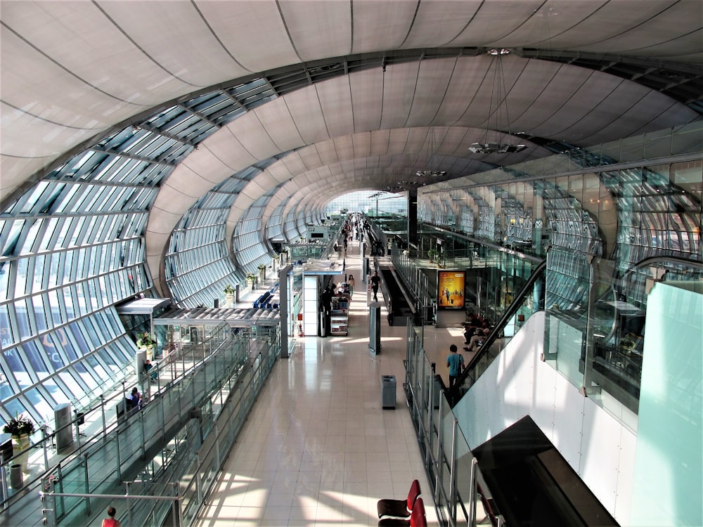 Blick auf einen Bahnhof von der Spitze der Rolltreppe