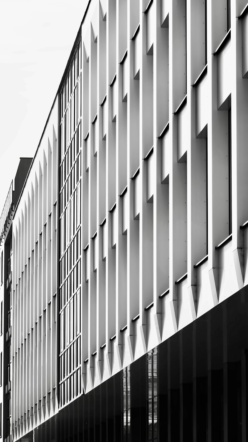 a black and white photo of a building