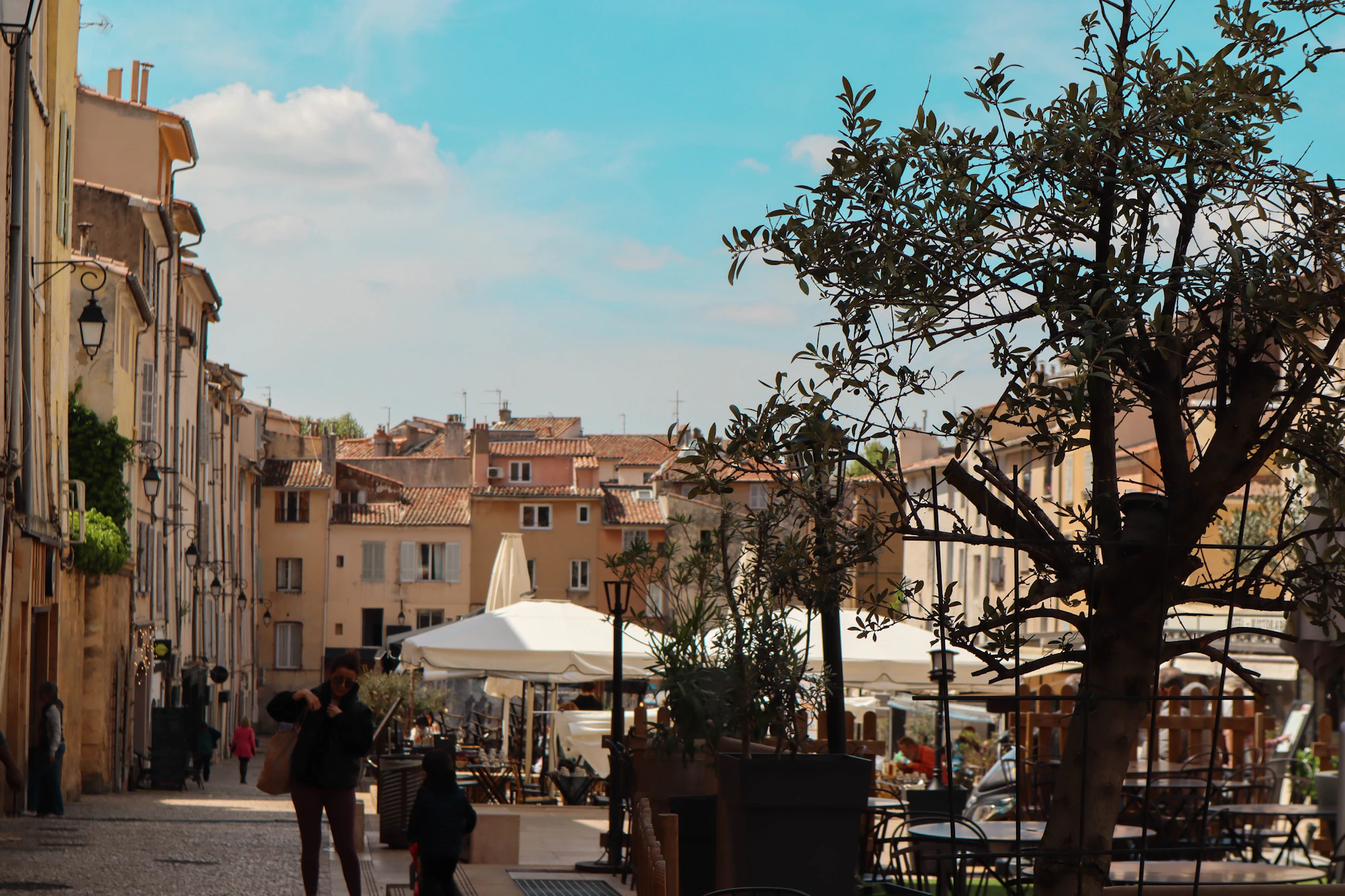 Aix-en-Provence, place ombragée et terrasses du centre historique