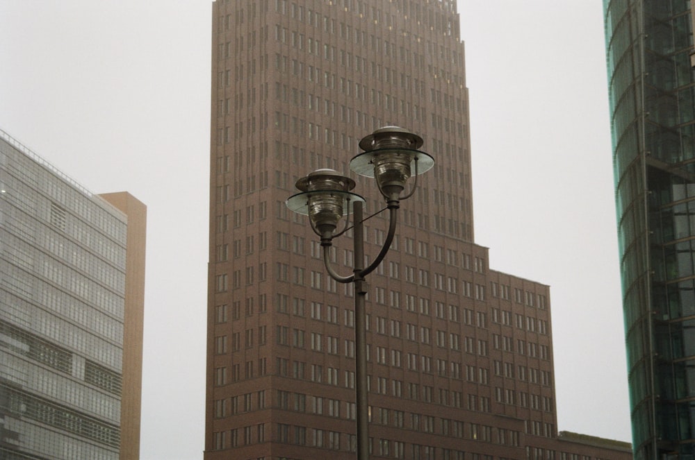 高層ビルの前の街灯