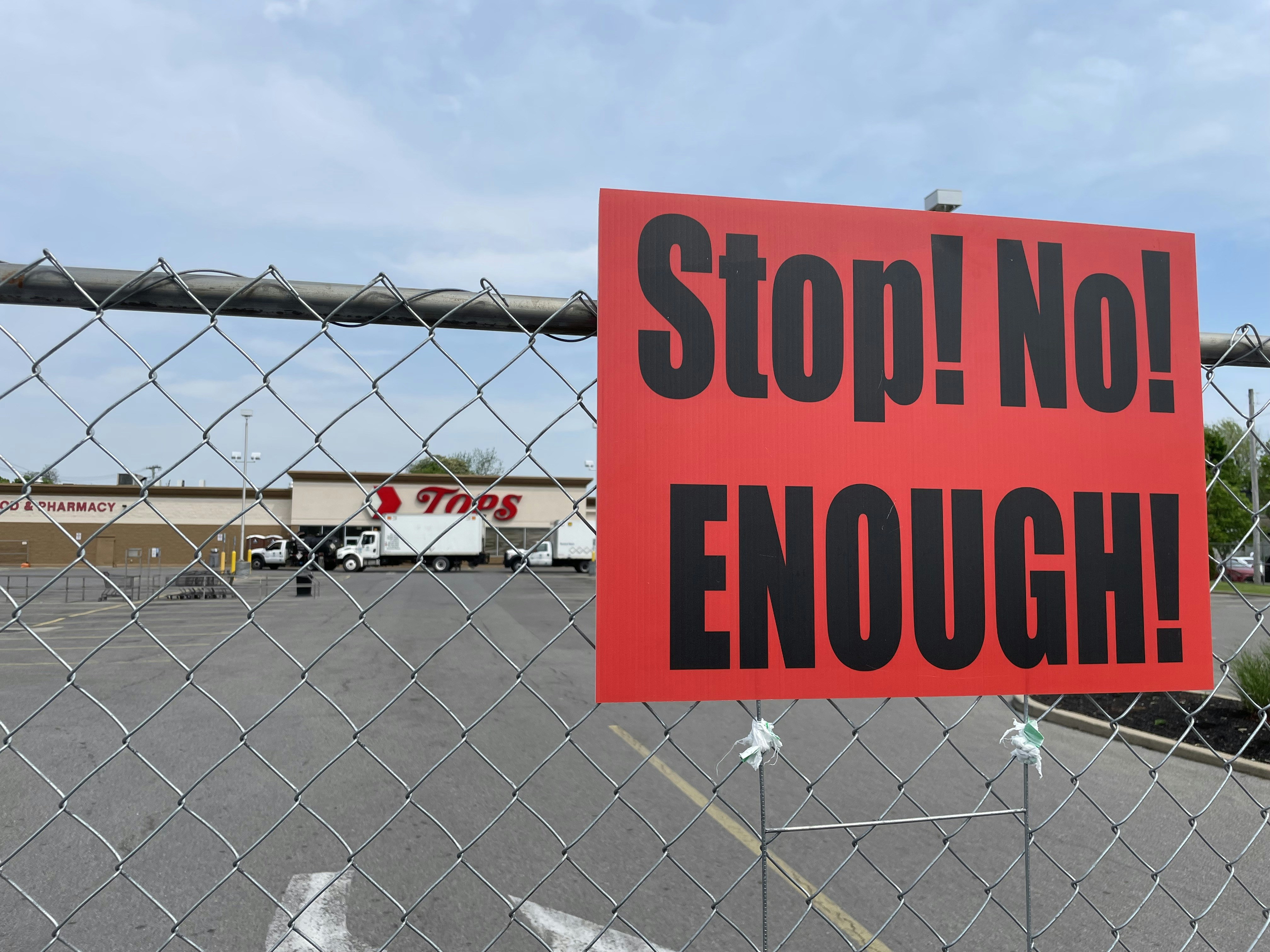 Un cartello rosso che dice stop non basta
