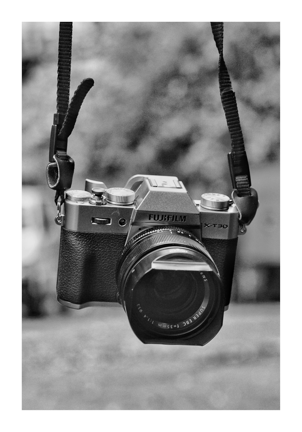 a black and white photo of a camera