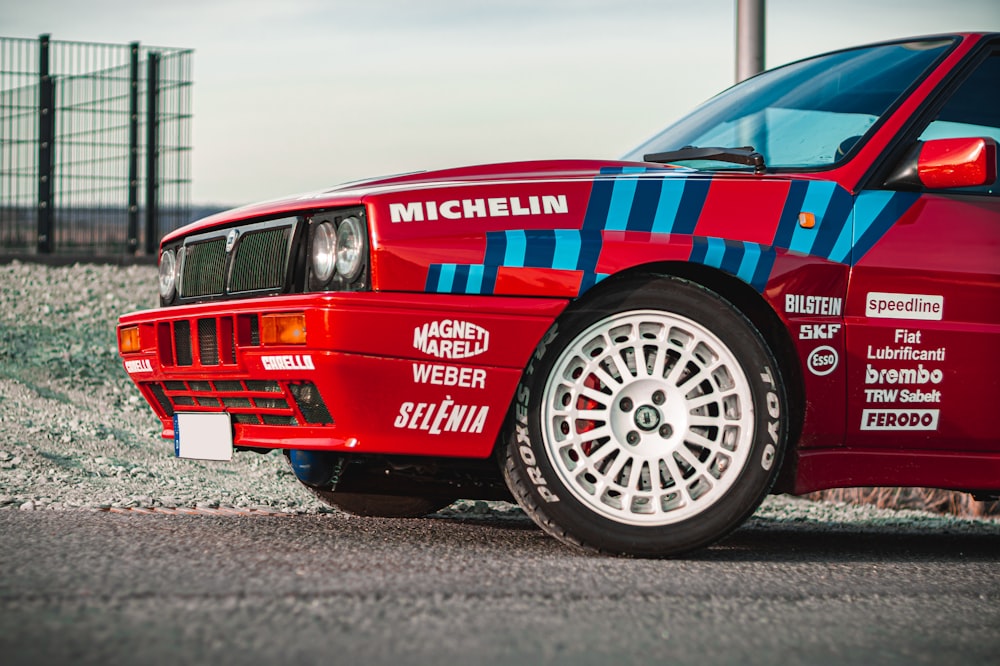 um carro esportivo vermelho estacionado na beira da estrada