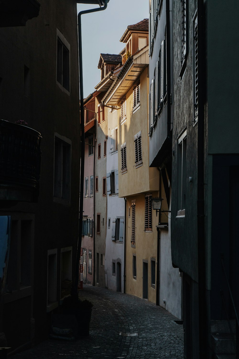 a narrow alley way with buildings on both sides