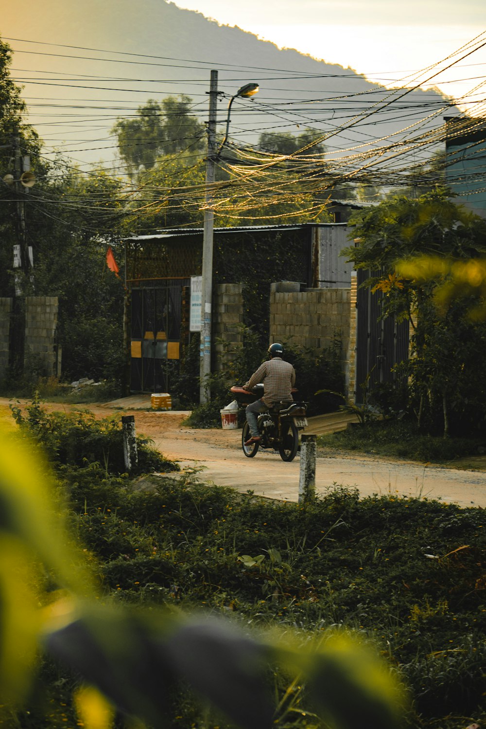 um homem andando de moto por uma rua